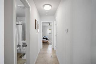 15 min to JT Park Hot Tub Cute Design Full Kitchen - 9