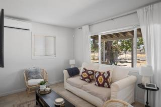 15 min to JT Park Hot Tub Cute Design Full Kitchen - Yucca Valley - 7