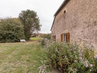 Chambres Confortables avec Petit Déjeuner Inclus et Salon de Jardin - FR-1-583-284 - Melin - 2