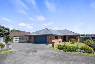 Spa and Sands - Waikanae Beach Holiday Home - Waikanae - 9