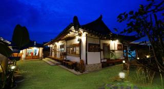 Jeonju Hanok Maeul Sukbak Byeolbit Goong - Jeonju - 8