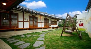 Jeonju Hanok Maeul Sukbak Byeolbit Goong - Jeonju - 0