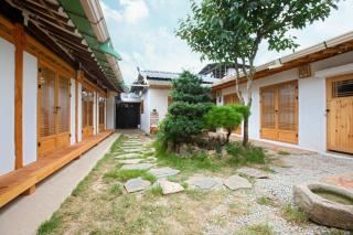 Jeonju Hanok Maeul Alkongdalkong Darakbang - 4