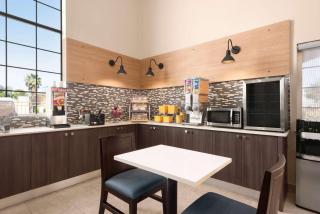 Days Inn & Suites by Wyndham Houston Hobby Airport - 3