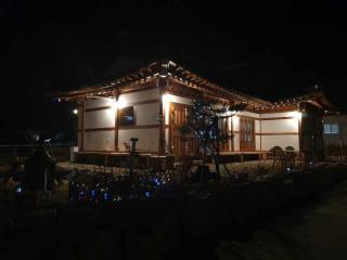 Jeonju Hanok Maeul Daeseung Jeongdam Hanok Dockchae Pension - 4