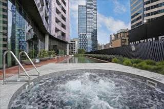 Sky High 3-Bedroom Central Apartment with City Views and Parking - Melbourne - 8