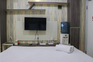 Cozy and Enjoy Studio Room at Green Pramuka City Apartment By Travelio - 9