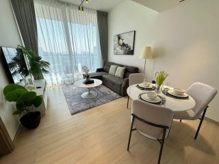 Elegant 1br Escape Jvc Pool & Balcony Access - 0