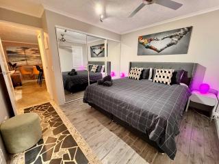 Burleigh Heads Koala Park Pool & Parking - 7