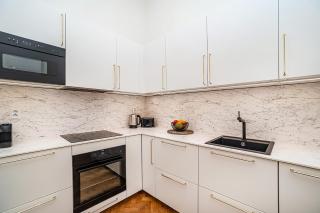 Bright Apartment with Terrace and Free Garage - Prague - 1