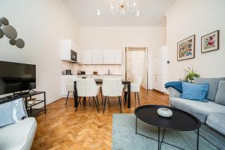 Bright Apartment with Terrace and Free Garage - Prague - 5