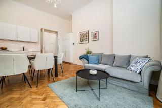 Bright Apartment with Terrace and Free Garage - Prague - 7