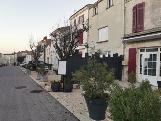 Logis Hôtel & Restaurant Le Saint Savinien - Saint-Savinien - 9