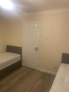 Riverside Retreat in Isleworth - Isleworth - 7