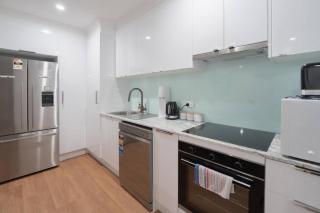 2BR Home with Outdoor Deck with Beach Nearby - Brisbane - 3