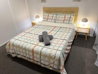 Modern Home with 2 Ensuites Only 17 Minutes to City and CHC Airport - 6