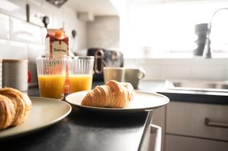 Stunning Cardiff Wharf View 4 Bed Free Parking - 1