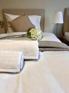 3 Bedroom House Sleeps 6 Free On-Street Parking - 1