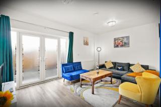 Elegant 3-bed apartment with FREE onsite PARKING in Enfield - Out door Patio - Big savings on Longer Stays - 7