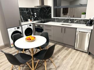Modern Home with 2 Ensuites Only 17 Minutes to City and CHC Airport - Christchurch - 2