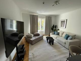 Tranquil City Retreat - 9