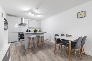 Charming Two Bed - Two Bath Apt - Headingley - 2