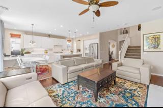 430) Large home- sleeps 16 - 4