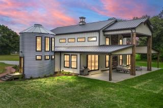 Kouts Home High-End Retreat in Secluded Setting - - 9