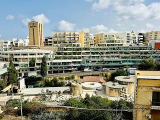Seaside Spinola APT in St Julians, Queen beds - 4