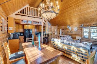 4 Mi to Fossil Beds: Private Log Cabin on 3 Acres - 4