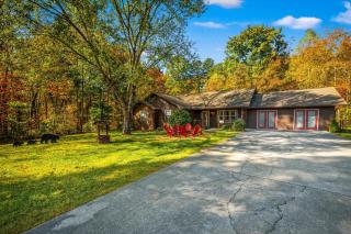 Peaceful Mountain View- Hot Tub- Pool Table- Fire Pit-Fenced Yard-Pet friendly- Pool & Pond - Sevierville - 4