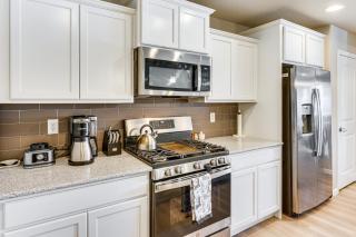 10 Mi to Fort Carson Newly Built Townhome! - 2