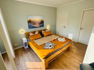 8 Personen Ferienhaus ,,Seegelblick" am Goitzschesee, erste Reihe am Strand mit Sauna, Kamin & Wallbox - 2