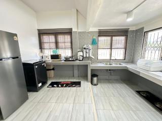 Cozy 3 BR house & green lawn near Airport & Old town - Chiang Mai - 9