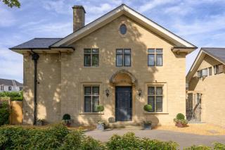 Luxurious Home in Cheltenham Private Parking - - 0