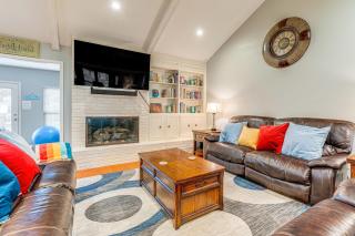 Outdoor Entertainment Space Austin Family Home - Austin - 0