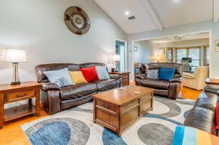 Outdoor Entertainment Space Austin Family Home - Austin - 7