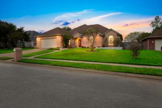 Luxury Home with Gourmet Kitchen - 3 Miles to A&M, Sleeps 14 - 0