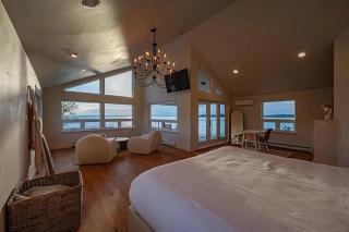 Van Laanen Lake House - Luxury Bayfront Home with Canoe & Lambeau Views - 6