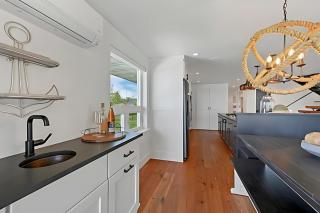 Van Laanen Lake House - Luxury Bayfront Home with Canoe & Lambeau Views - 7