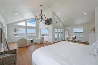 Van Laanen Lake House - Luxury Bayfront Home with Canoe & Lambeau Views - 4