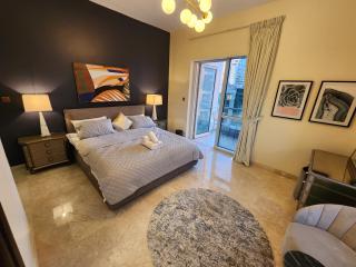 Modern Spacious 3-Bedroom plus Maid's Apartment with Marina Views - Dubai - 2