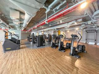 2BR Apt with Gym, Yoga Studio and Tennis Court - Dubai - 6