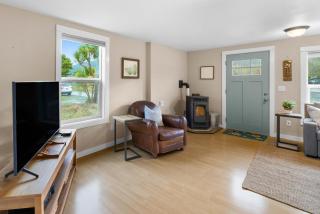 Alpine Coast Cottage - Meredith Lodging - Rockaway Beach - 1