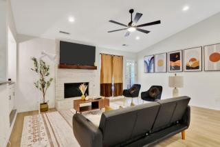 City Gem 4BR with POOL Sleeps 10 - 5