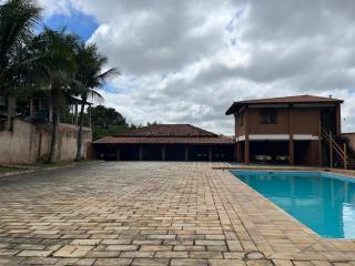 Casa com piscina enorme - 0