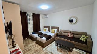 Cozy centrally located room for up to three or four guests family rooms 10 min walk from city center - Tirana - 2