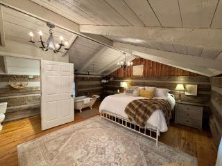 The Hilltop Cabin - Goshen - 9