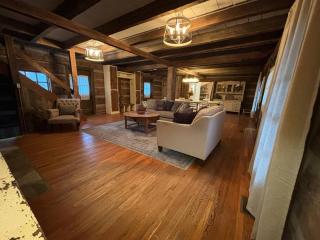 The Hilltop Cabin - Goshen - 1