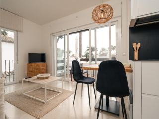 Cozy Garden Apartment by Sea - 3